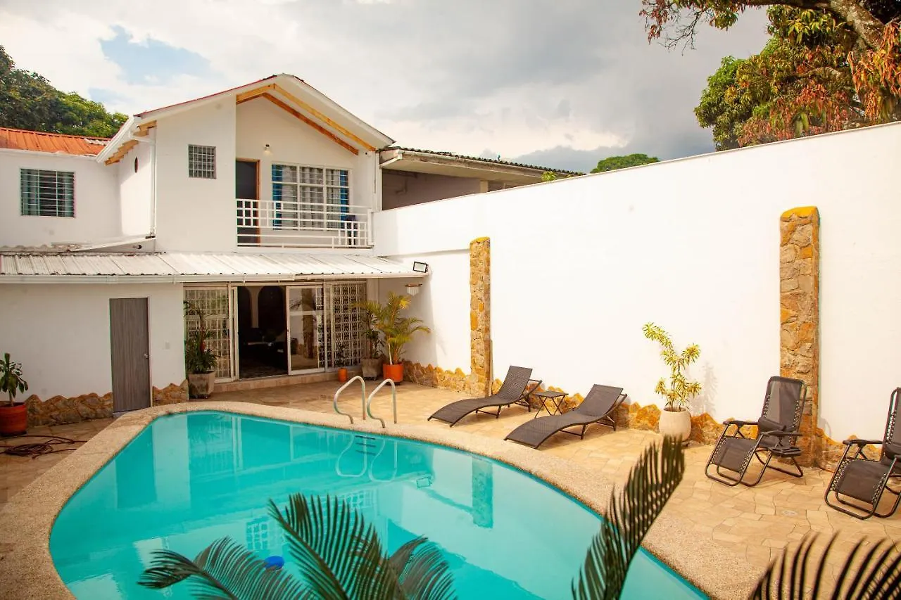 Casa Con Piscina Privada En Cali, Cerca A Cosmocentro Villa Cali