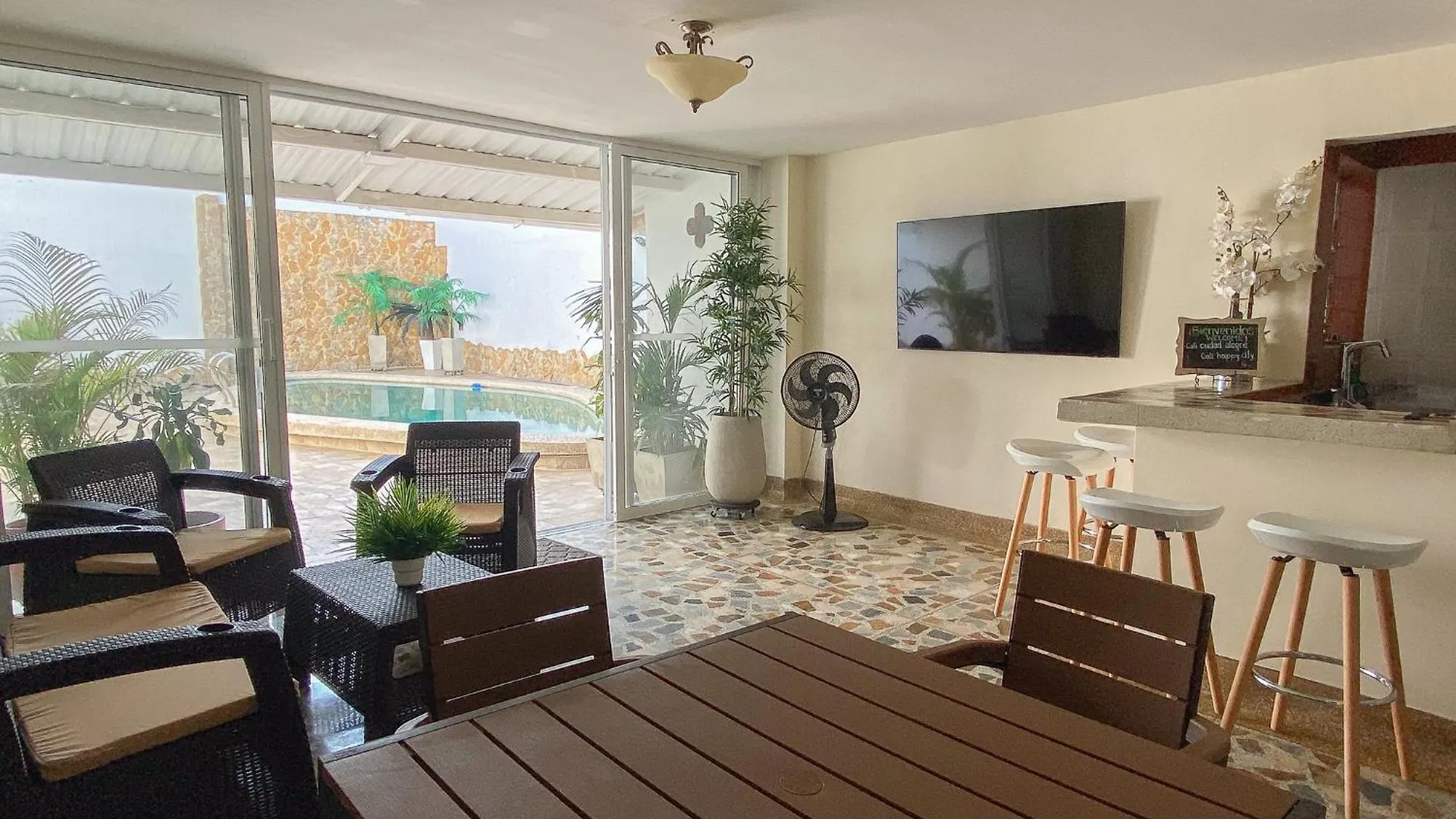 Casa Con Piscina Privada En Cali, Cerca A Cosmocentro Villa Cali